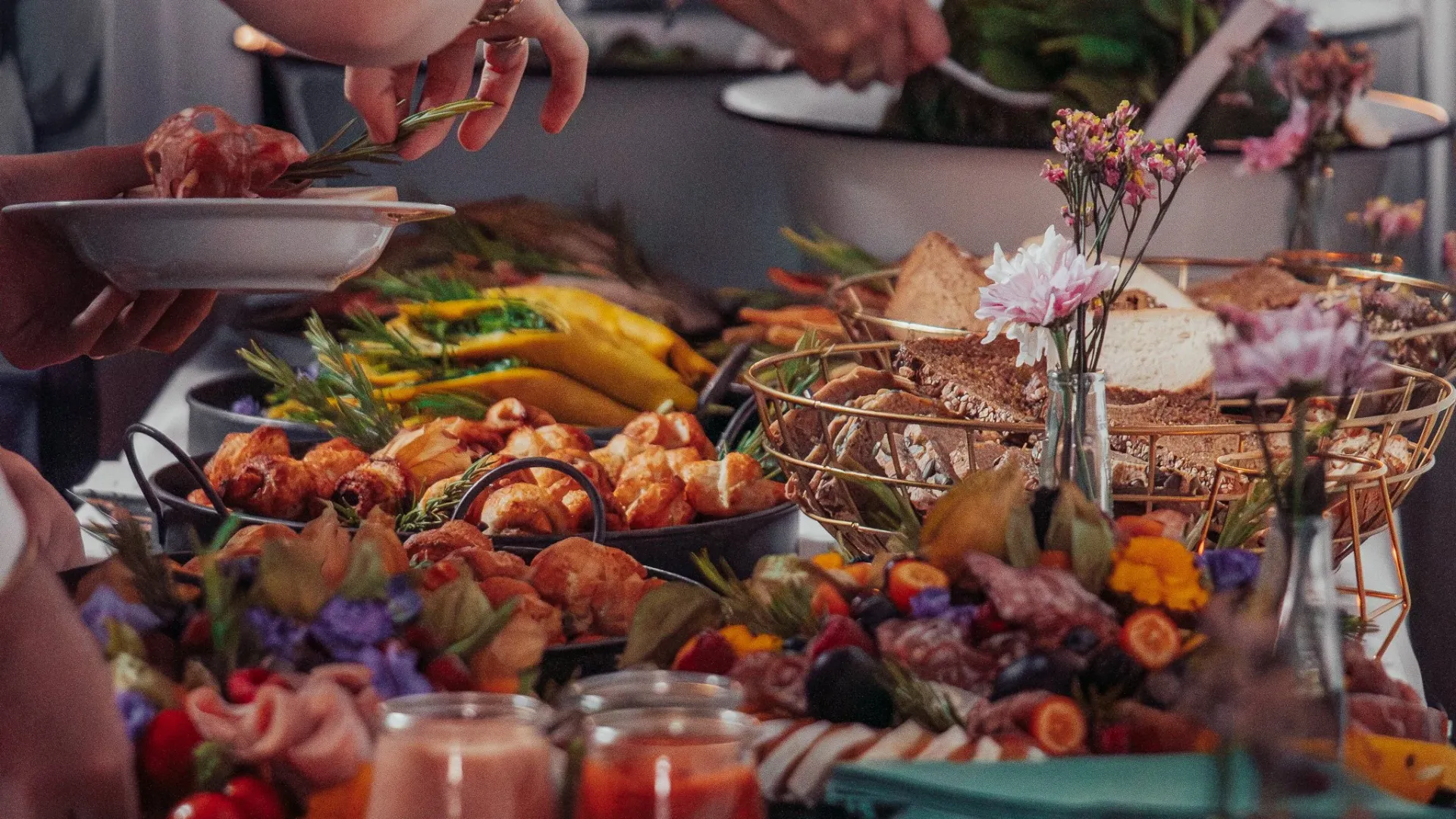 Reich gedecktes Buffet mit Blumen und Früchten.