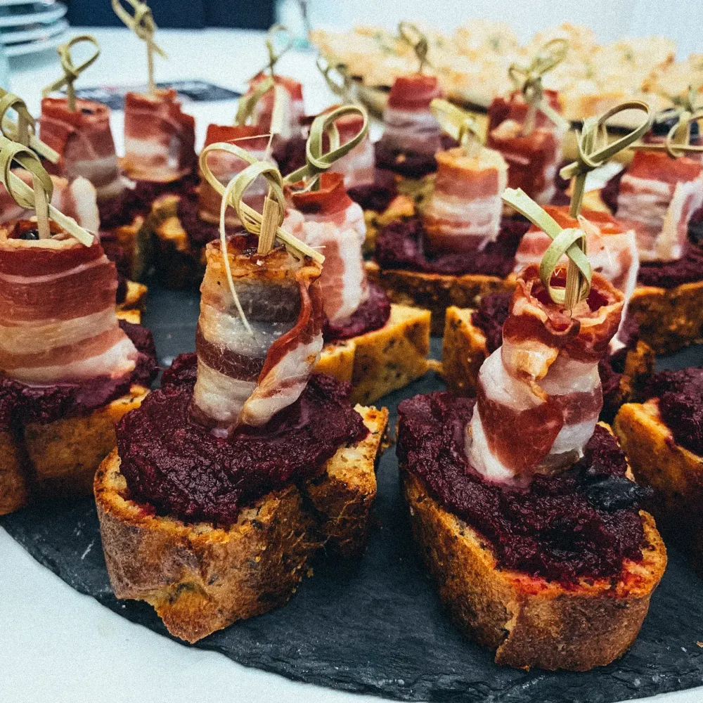 Canapés mit Roter Bete und Speck.