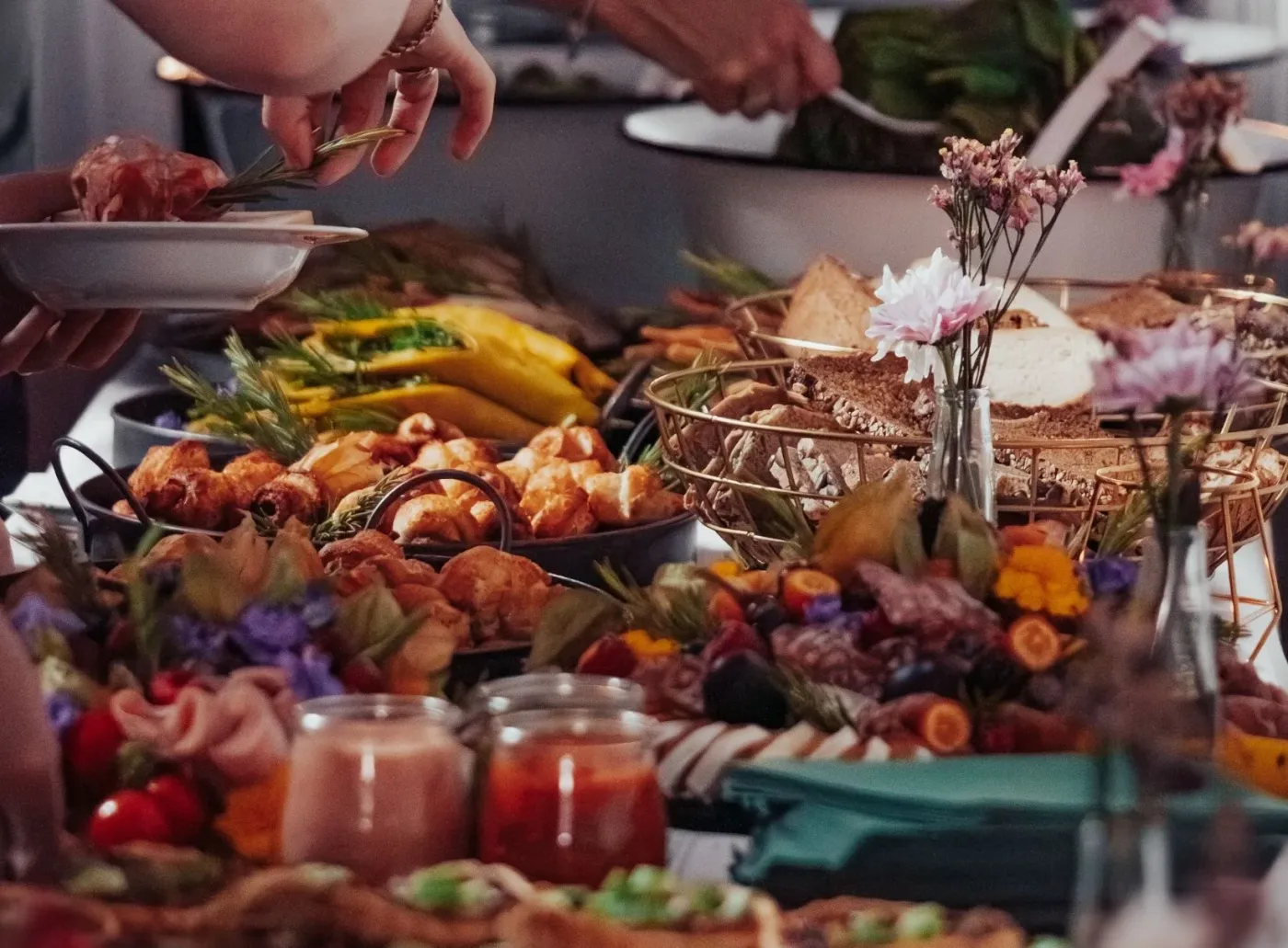 Buffet mit warmen und kalten Speisen.